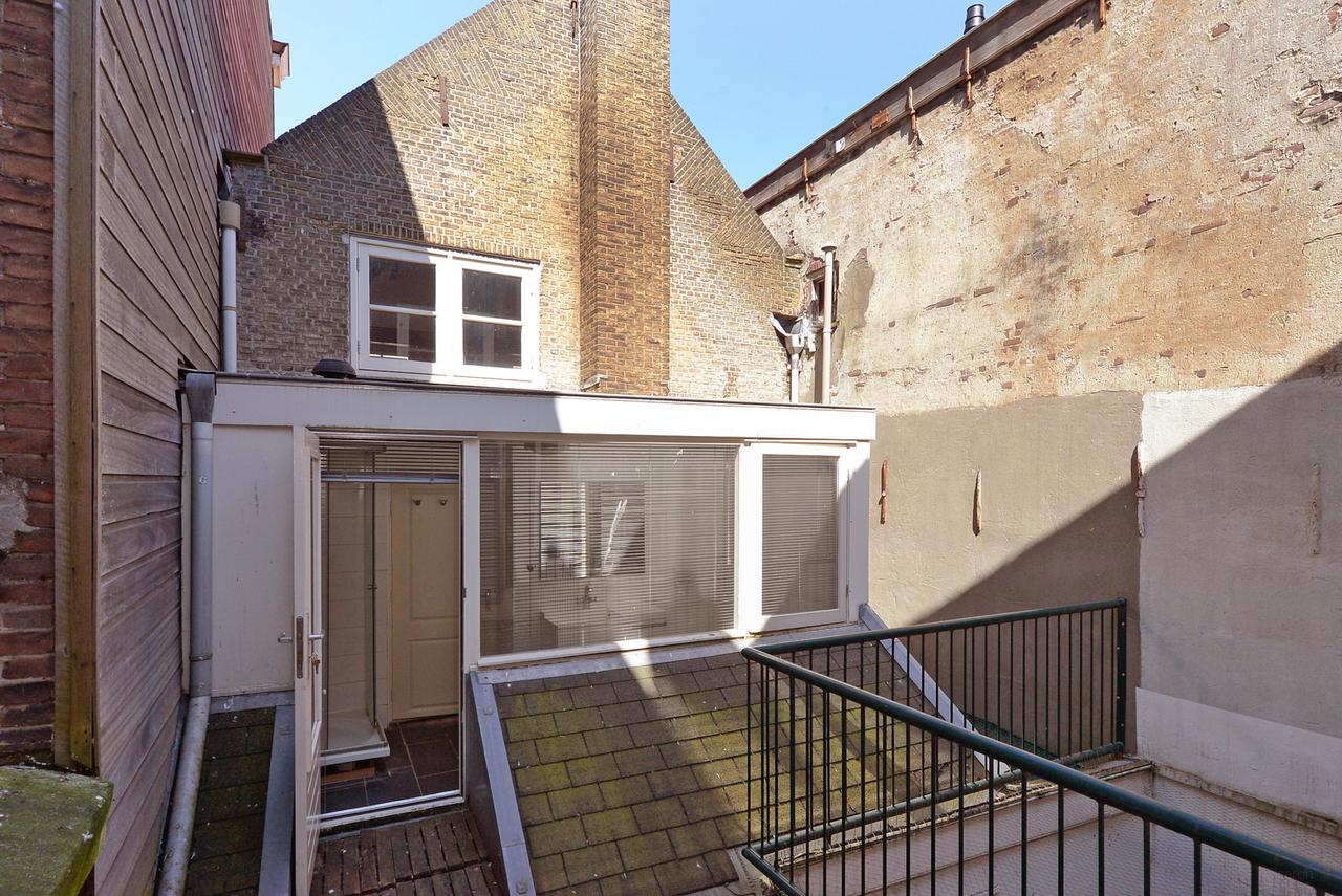 Historic townhouse with terrace in city centre - Image 20