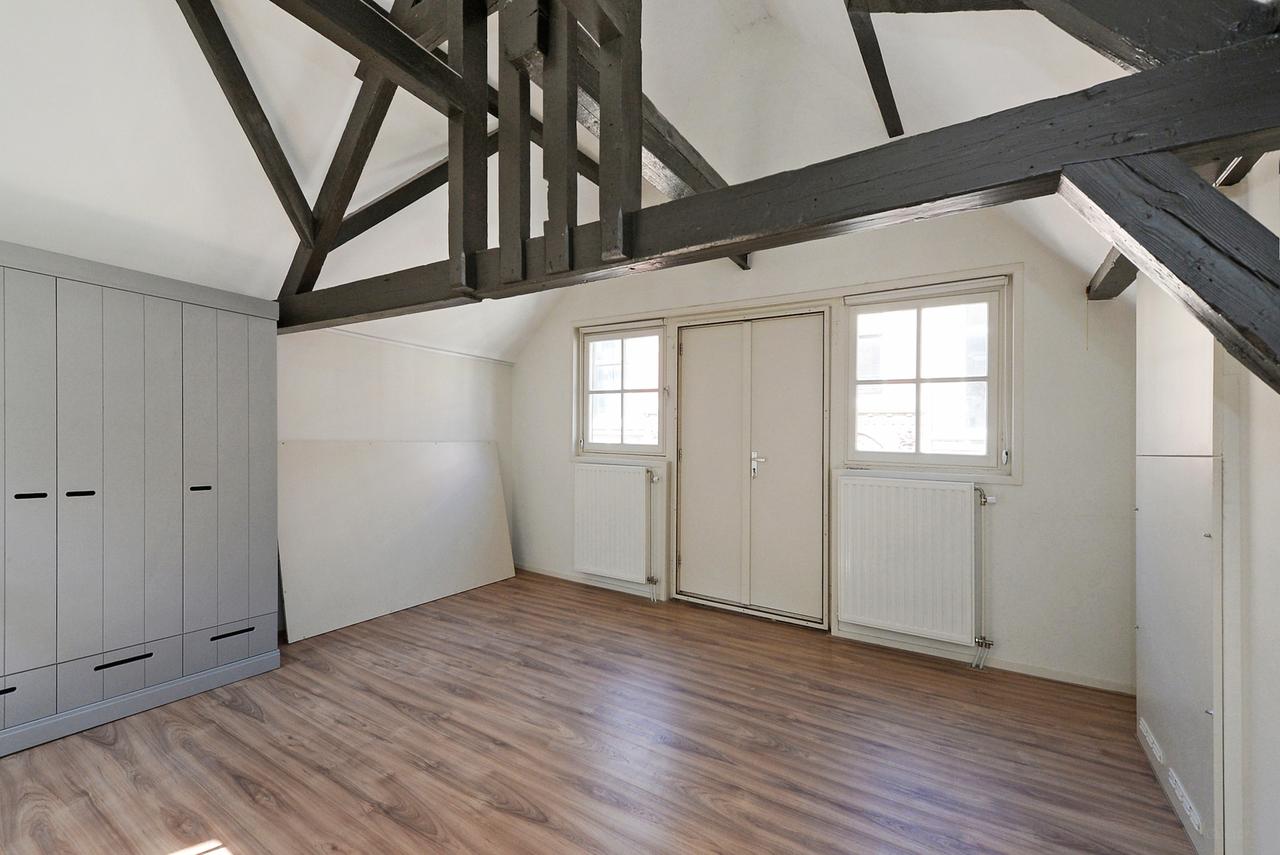 Historic townhouse with terrace in city centre - Image 22