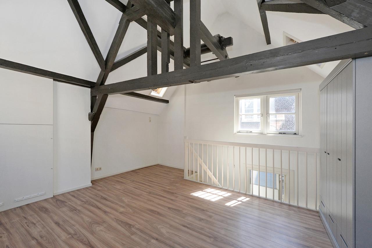 Historic townhouse with terrace in city centre - Image 24