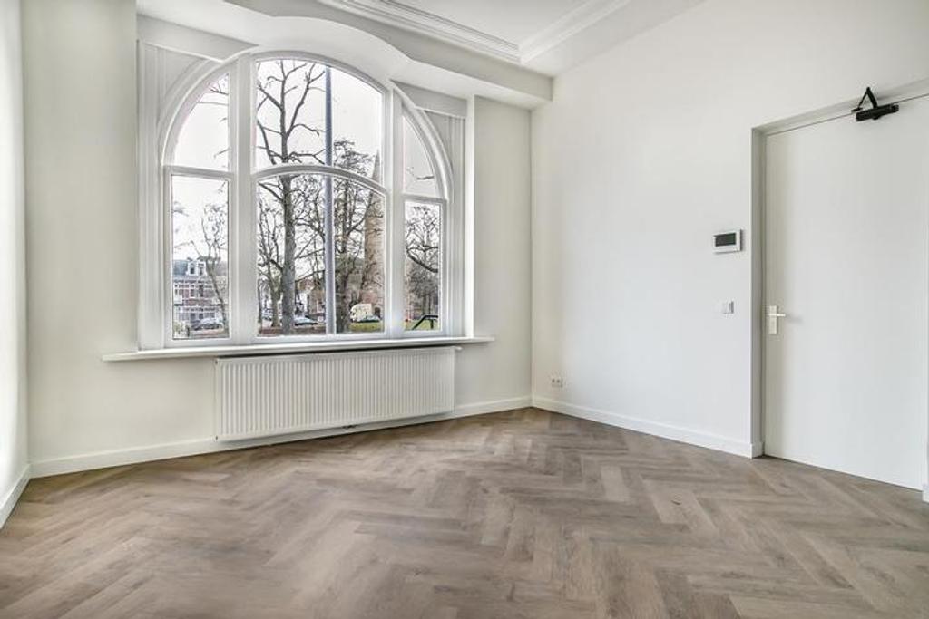 2-Bedroom Apartment with Garden by Canal - Image 1