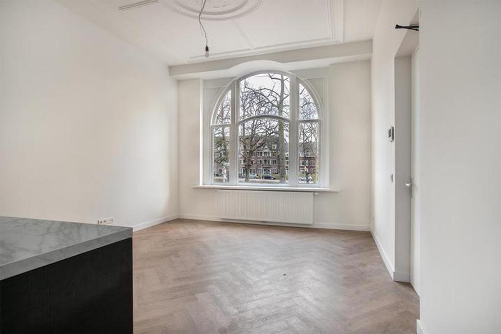 2-Bedroom Apartment with Garden by Canal - Image 2