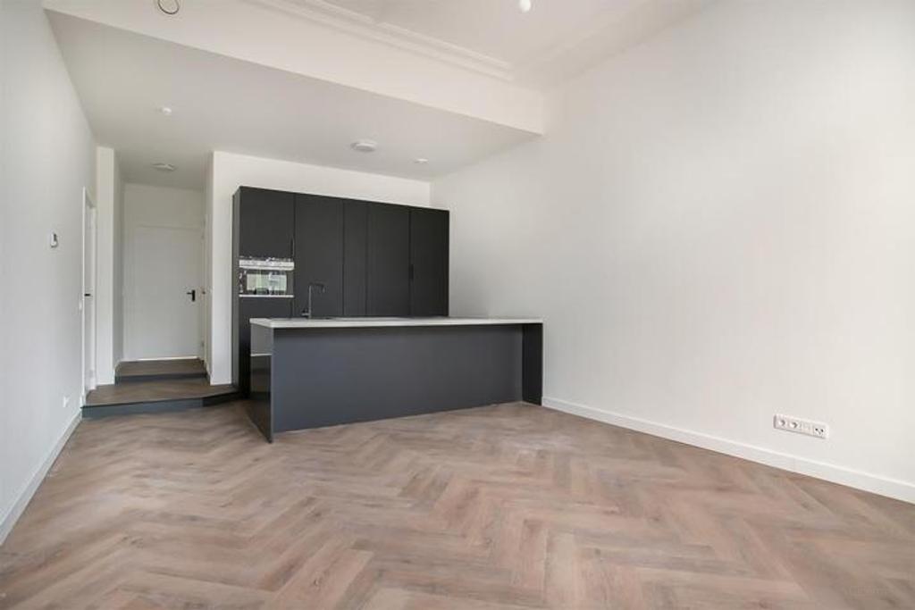 2-Bedroom Apartment with Garden by Canal - Image 3