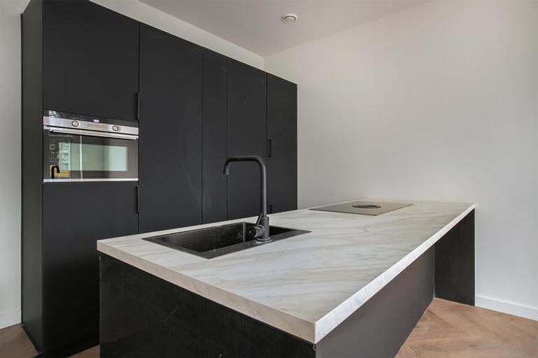 2-Bedroom Apartment with Garden by Canal - Image 4