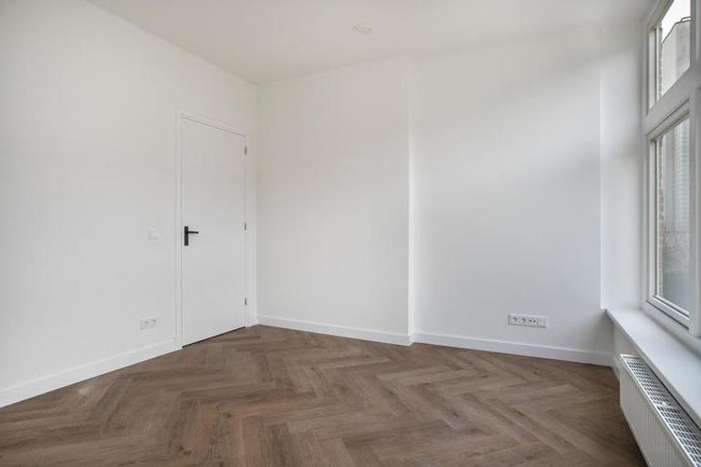 2-Bedroom Apartment with Garden by Canal - Image 12