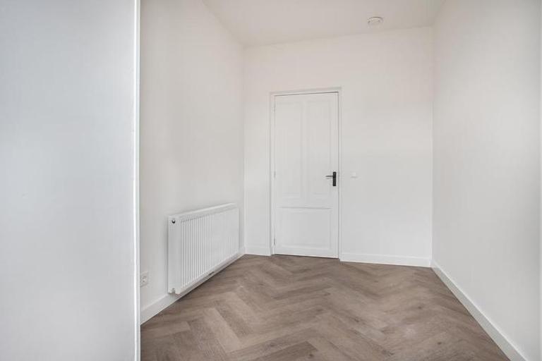 2-Bedroom Apartment with Garden by Canal - Image 14