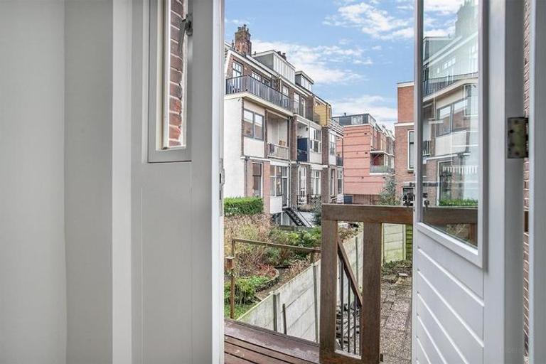 2-Bedroom Apartment with Garden by Canal - Image 15