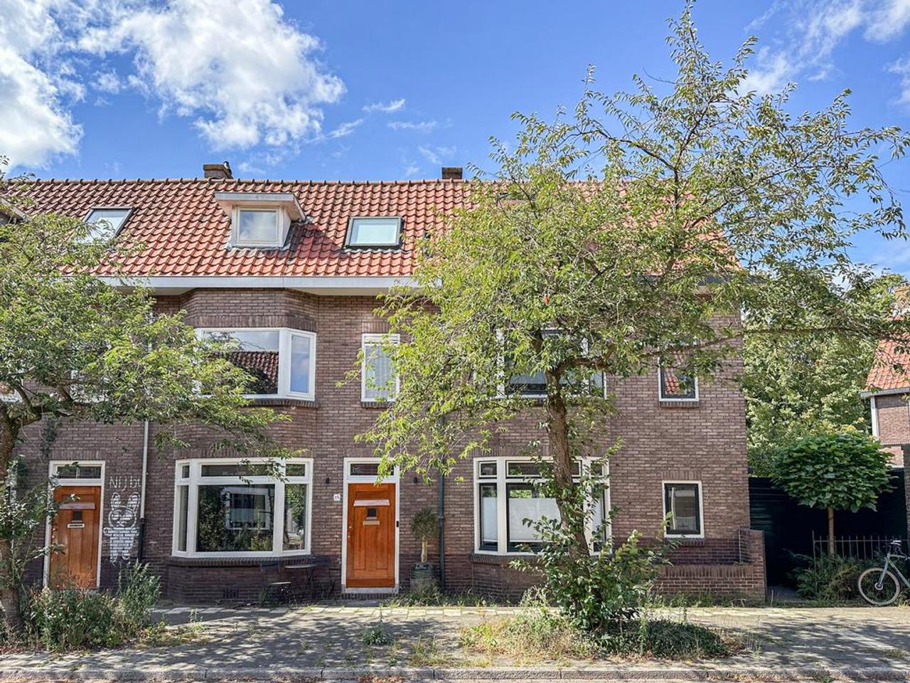 Furnished 1930s house with garden - Image 1