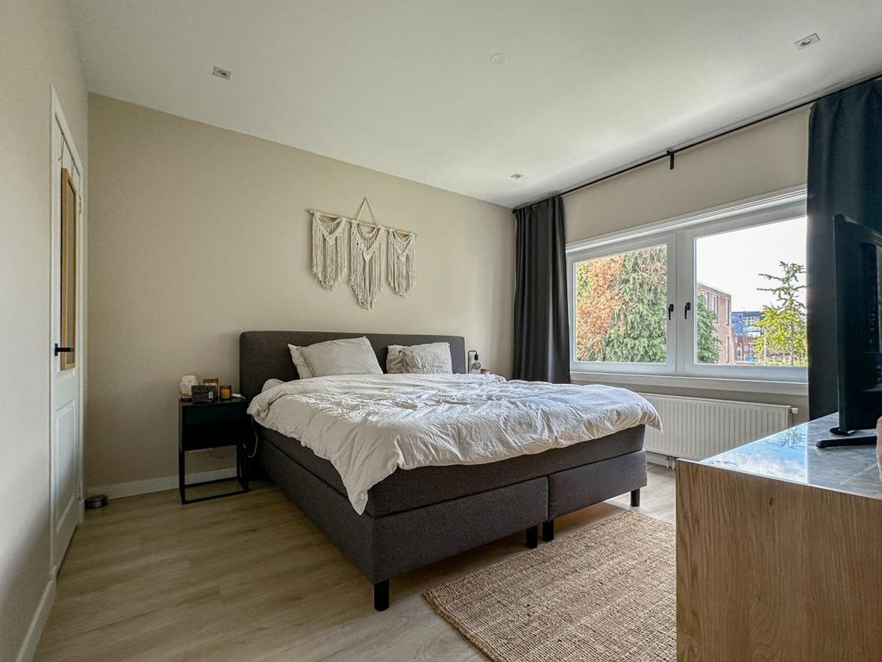 Furnished 1930s house with garden - Image 12