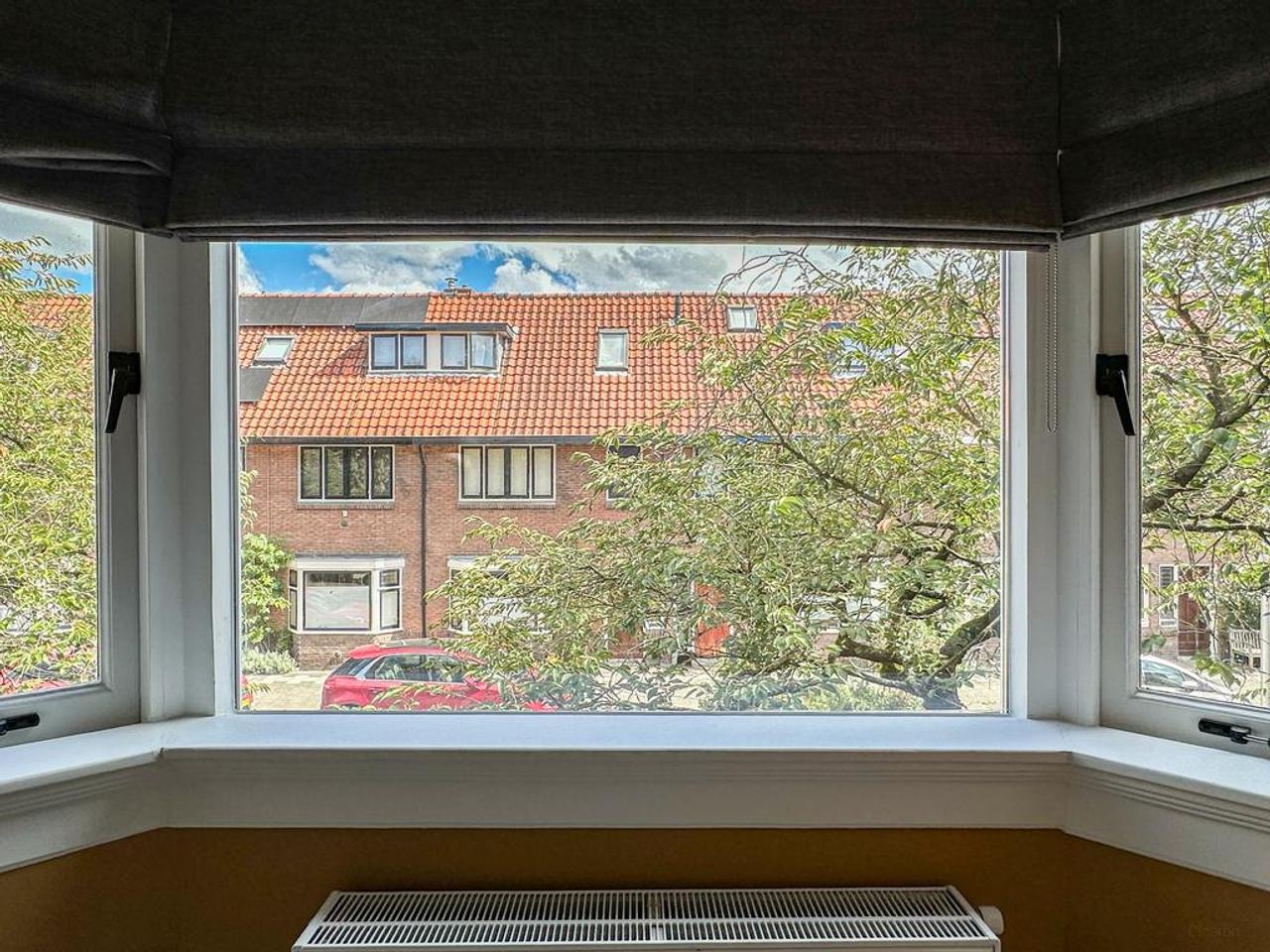 Furnished 1930s house with garden - Image 16