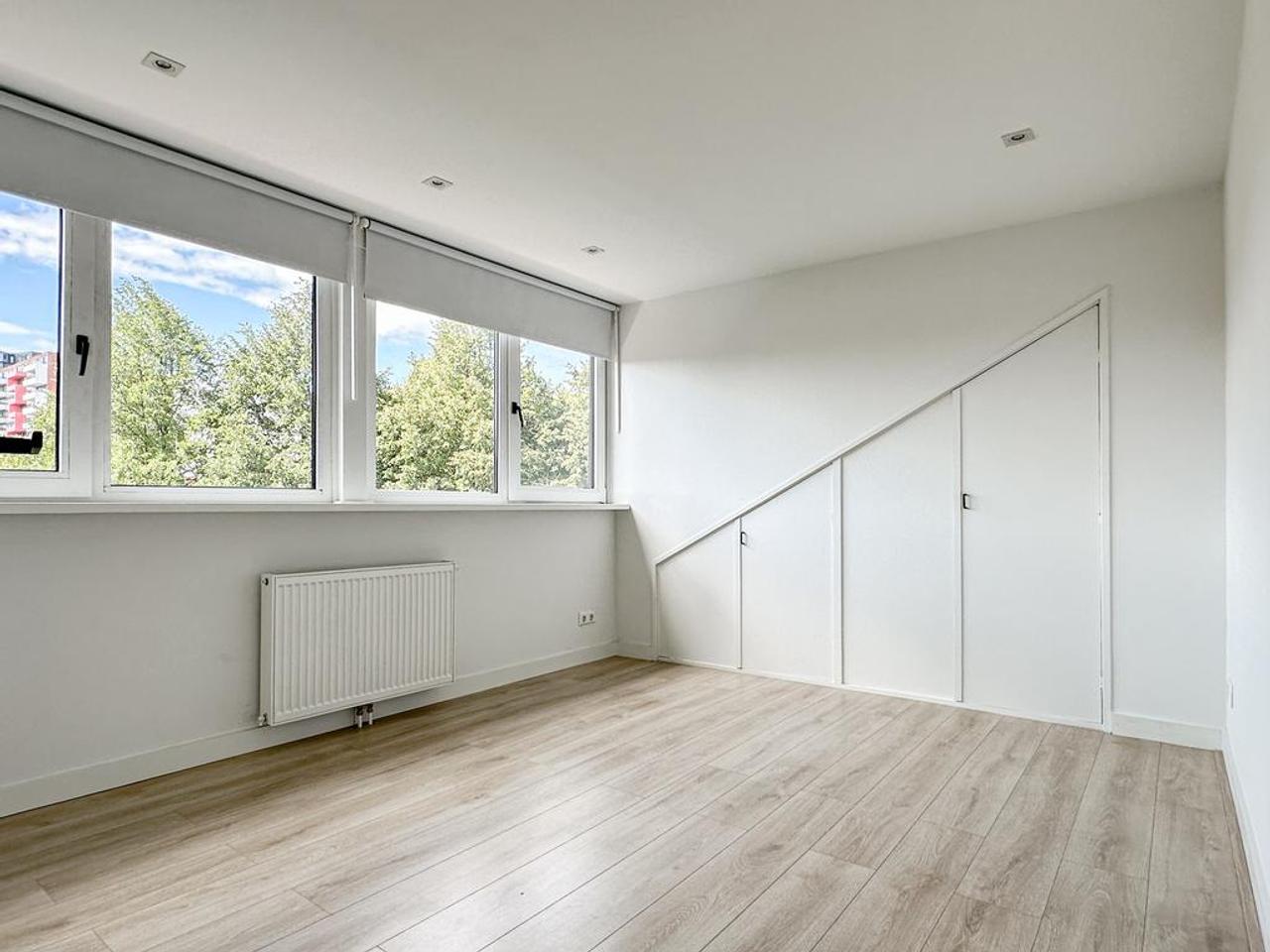 Furnished 1930s house with garden - Image 24