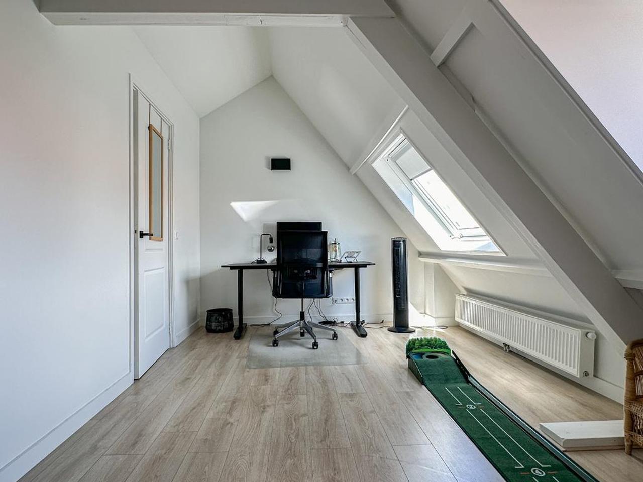 Furnished 1930s house with garden - Image 28