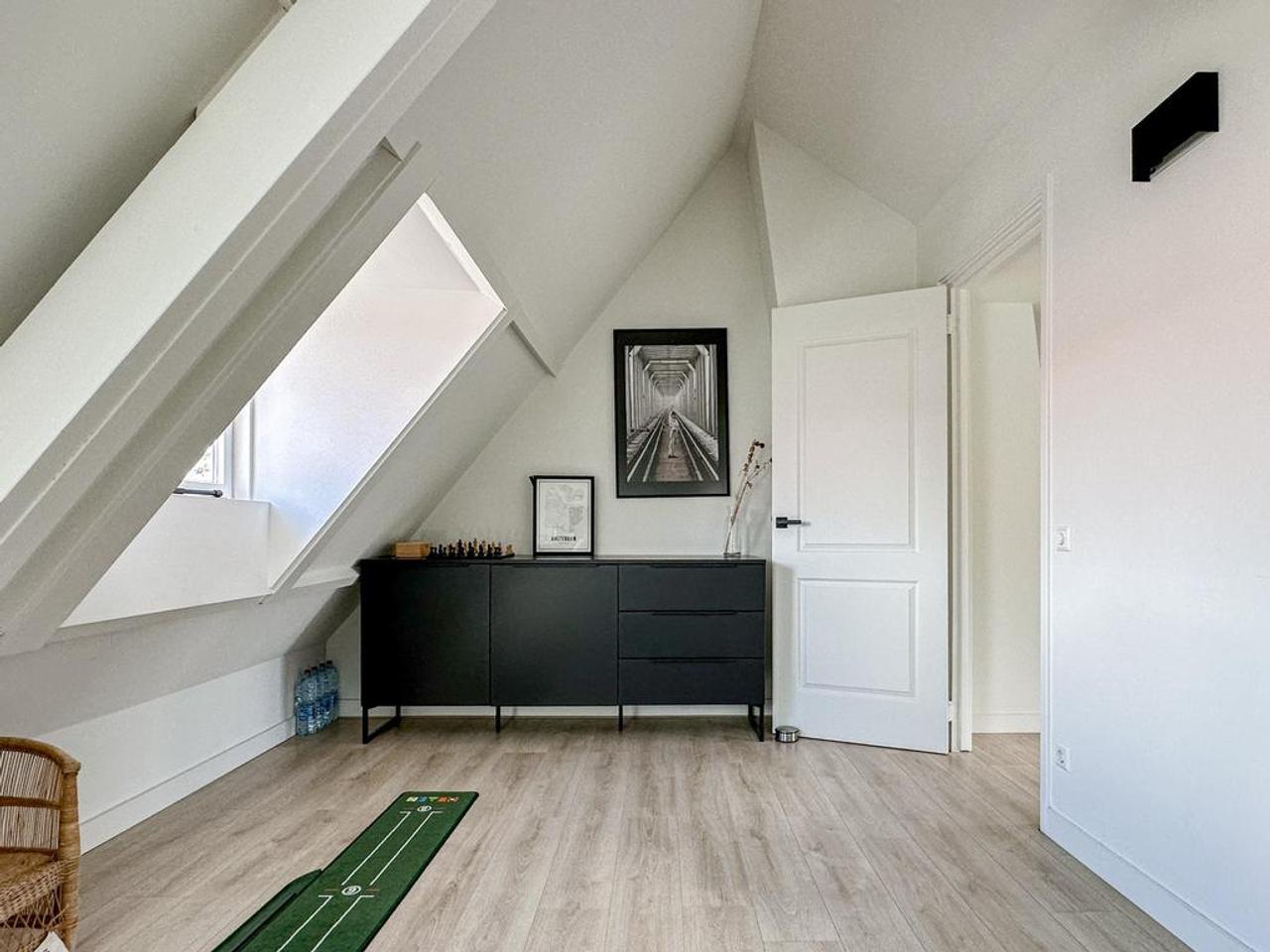 Furnished 1930s house with garden - Image 29