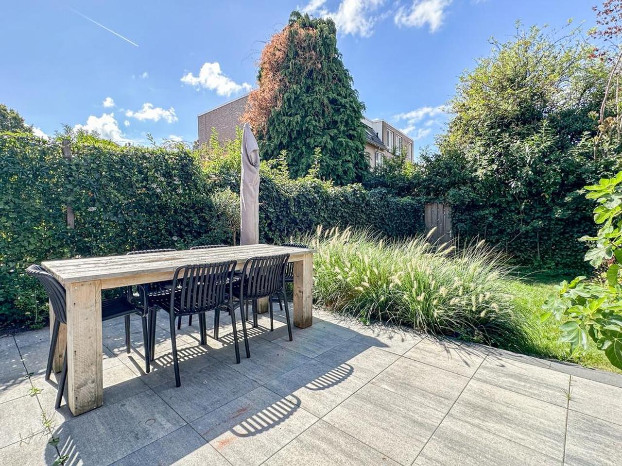 Furnished 1930s house with garden - Image 30