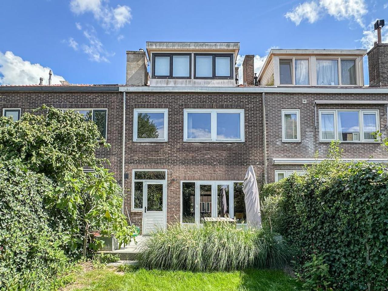 Furnished 1930s house with garden - Image 31