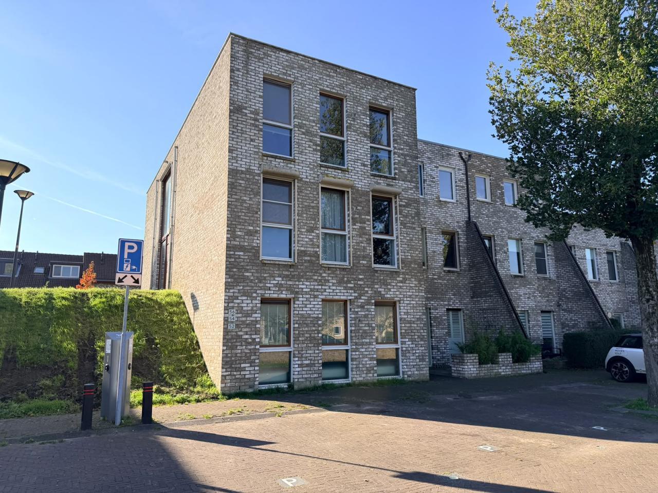 Gemeubileerd 2-kamerappartement met balkon - Afbeelding 1
