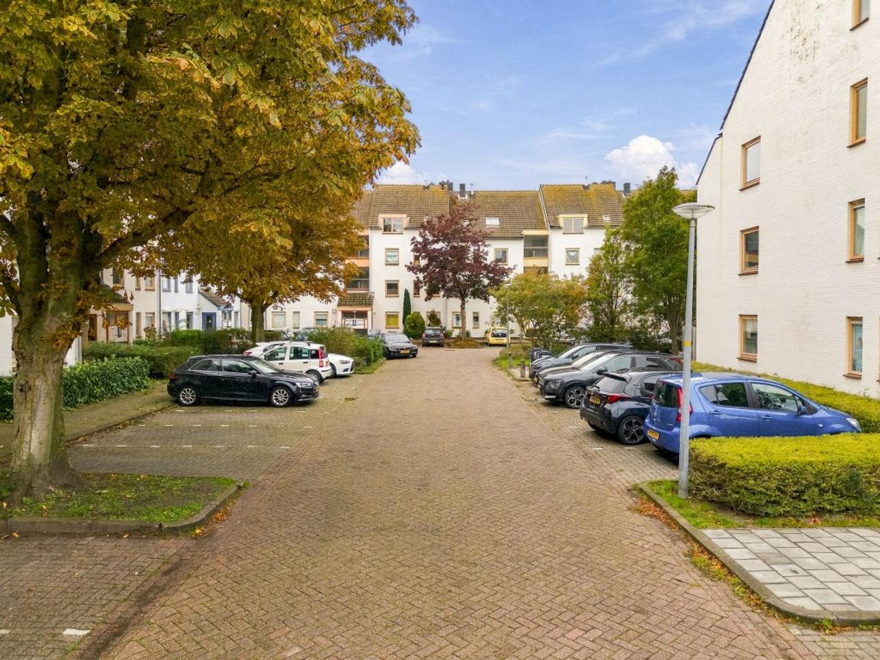 80 m² apartment with balcony and terrace - Image 23