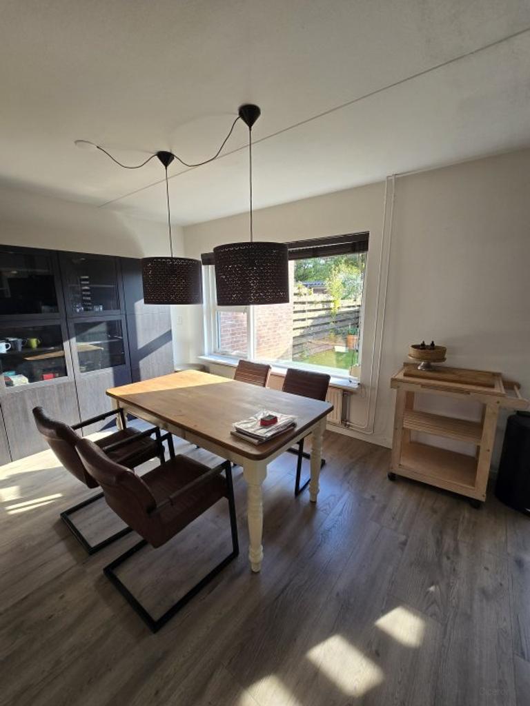 Furnished mid-terrace house with 3 bedrooms - Image 2