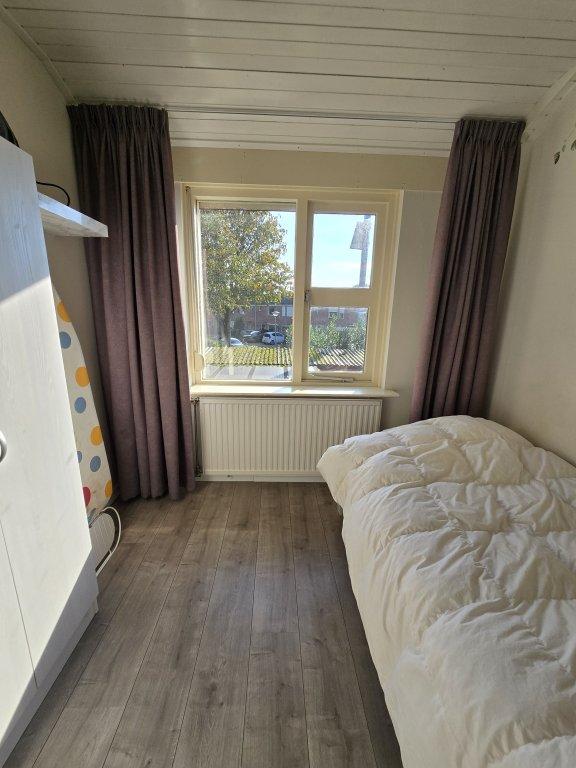 Furnished mid-terrace house with 3 bedrooms - Image 9