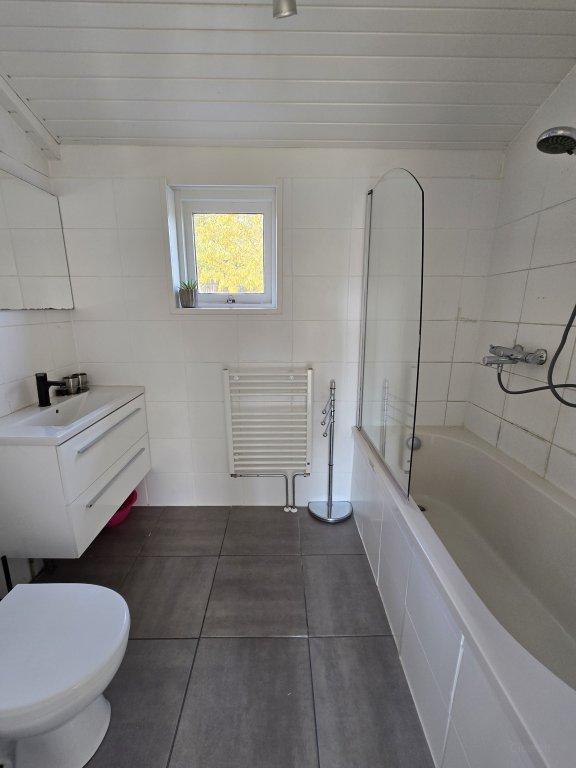 Furnished mid-terrace house with 3 bedrooms - Image 12