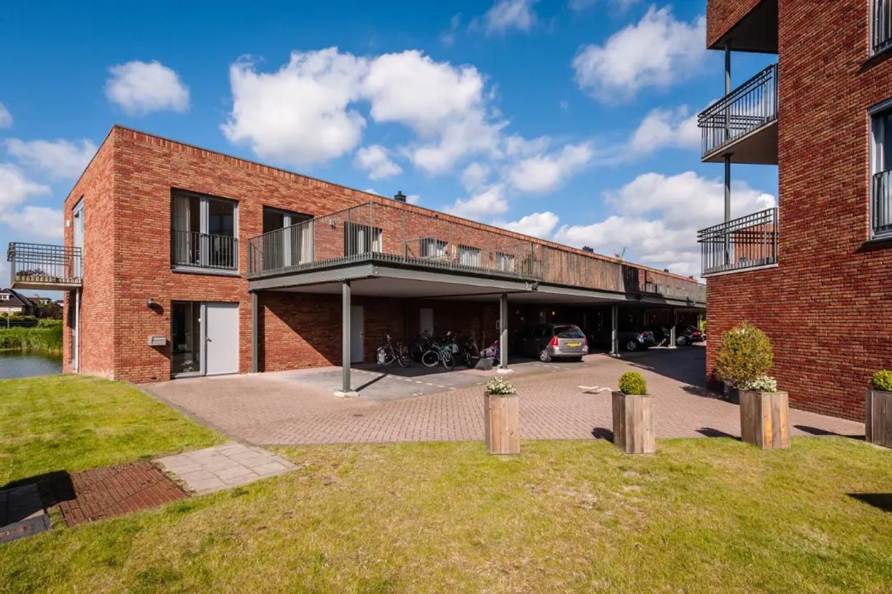 110 m² benedenappartement met 3 slaapkamers - Afbeelding 1