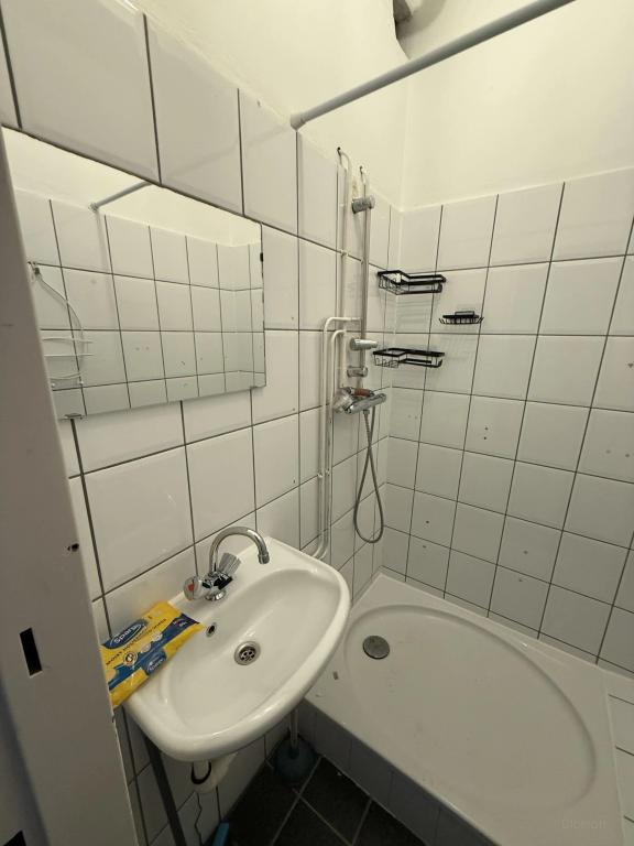Available now: 2-bedroom apartment with balcony - Image 15