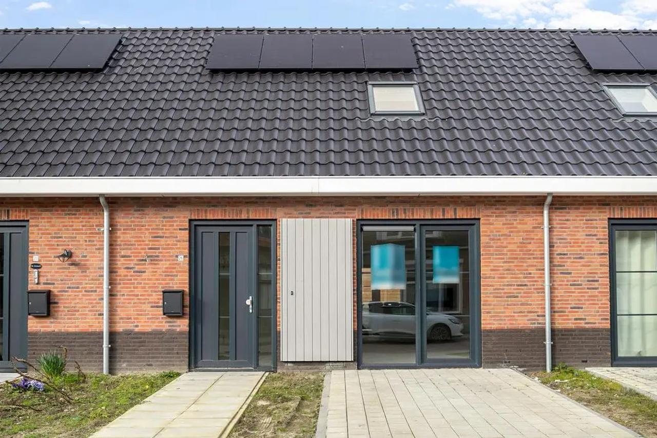 Energy-Efficient 3-Bedroom Home with Garden - Image 1