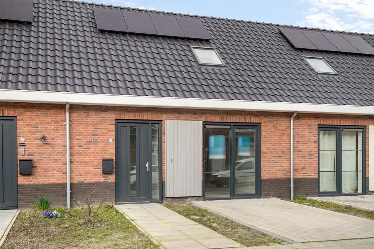 Energy-Efficient 3-Bedroom Home with Garden - Image 2
