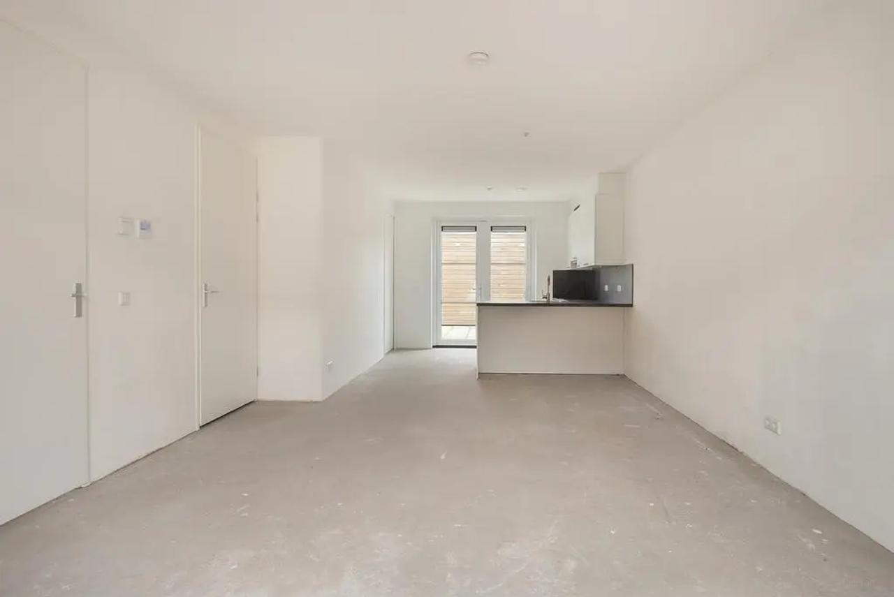 Energy-Efficient 3-Bedroom Home with Garden - Image 5