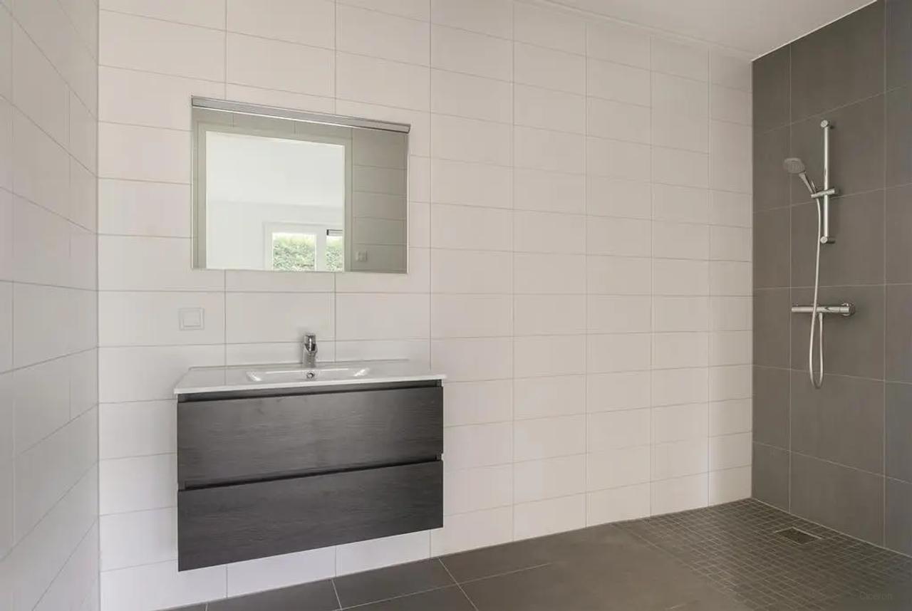 Energy-Efficient 3-Bedroom Home with Garden - Image 7