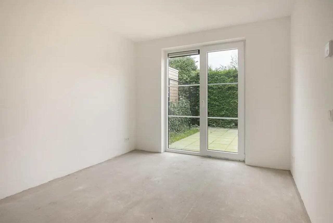 Energy-Efficient 3-Bedroom Home with Garden - Image 9