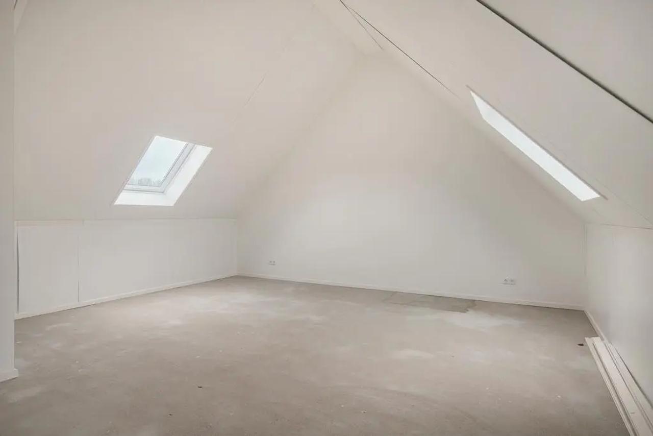 Energy-Efficient 3-Bedroom Home with Garden - Image 10