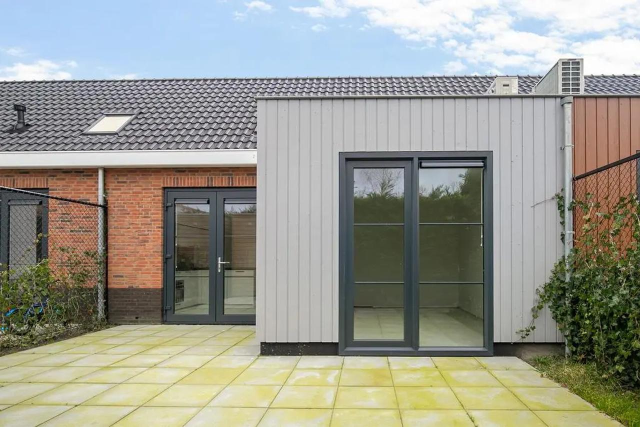 Energy-Efficient 3-Bedroom Home with Garden - Image 13