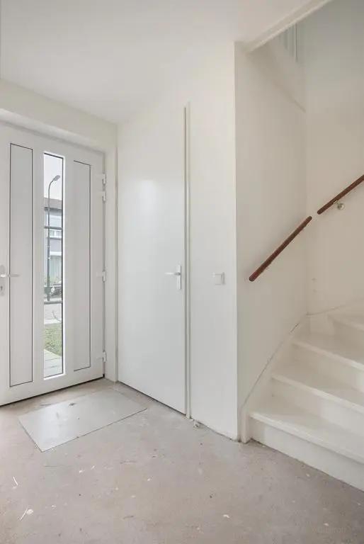 Energy-Efficient 3-Bedroom Home with Garden - Image 15