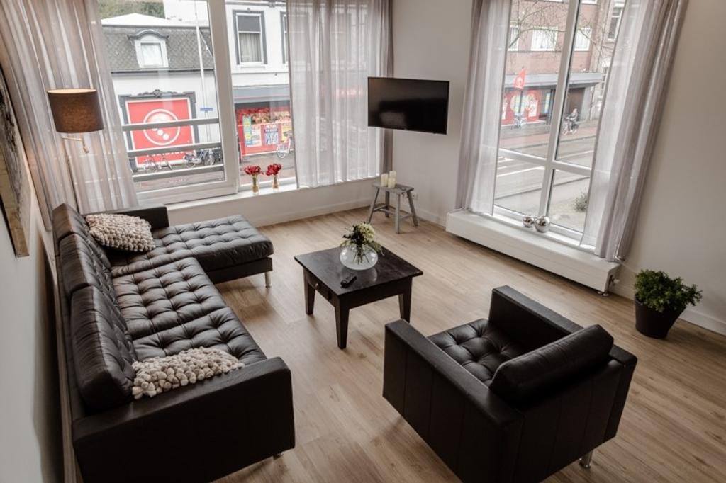 Corner apartment with windows on three sides - Image 1