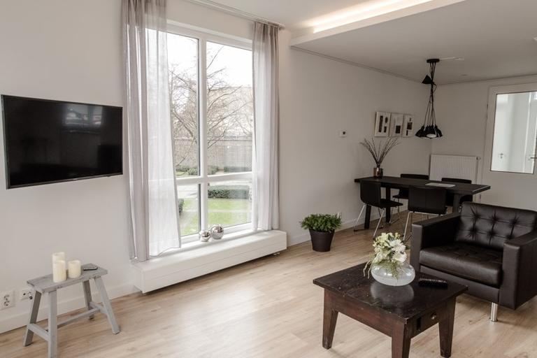 Corner apartment with windows on three sides - Image 3
