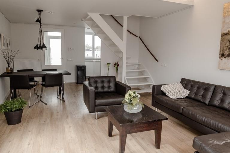 Corner apartment with windows on three sides - Image 5