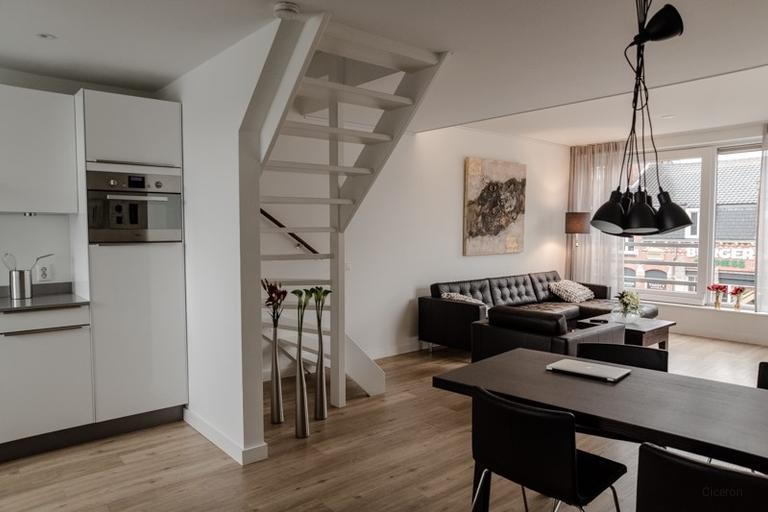 Corner apartment with windows on three sides - Image 7