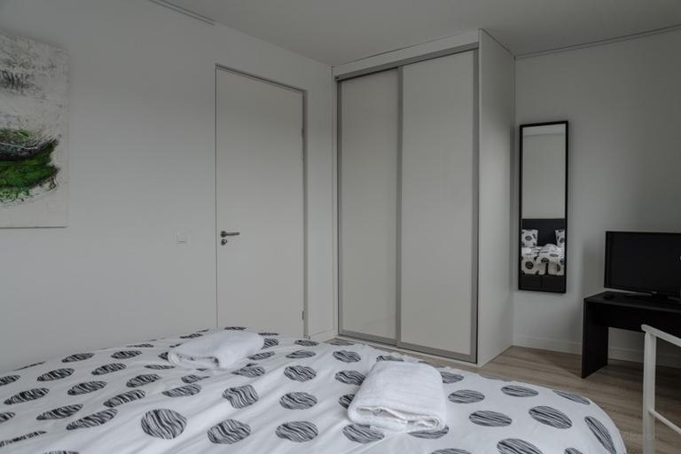 Corner apartment with windows on three sides - Image 9