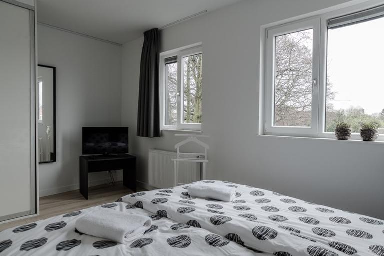 Corner apartment with windows on three sides - Image 10