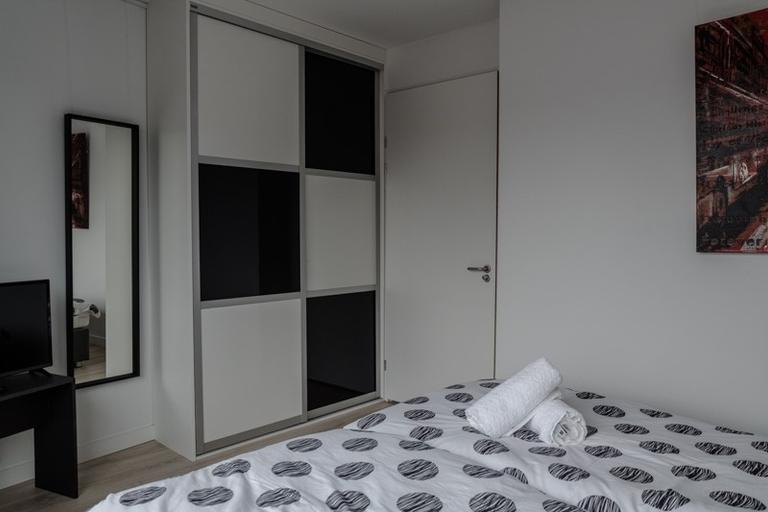 Corner apartment with windows on three sides - Image 13