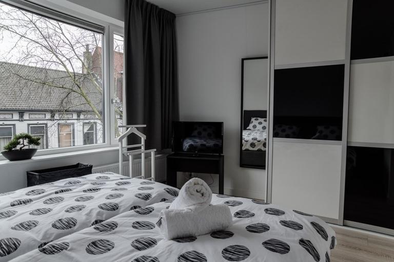 Corner apartment with windows on three sides - Image 14