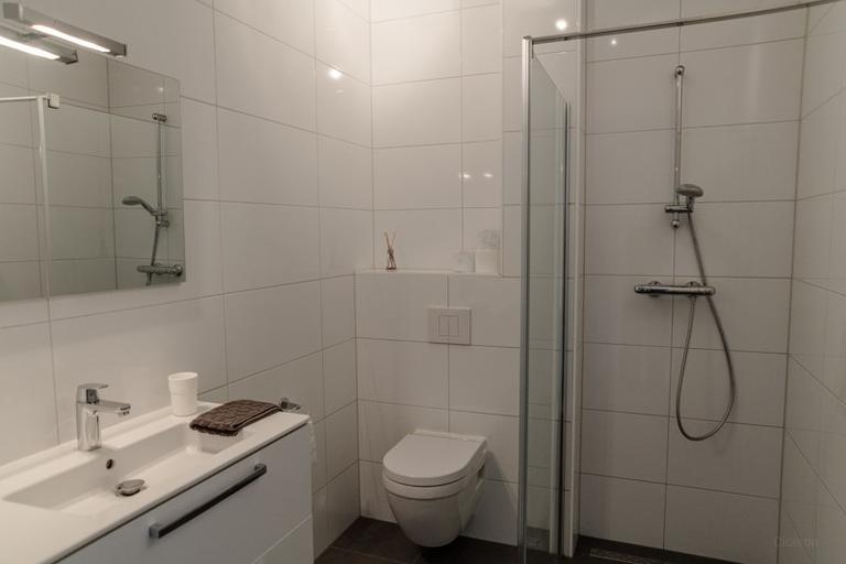Corner apartment with windows on three sides - Image 15