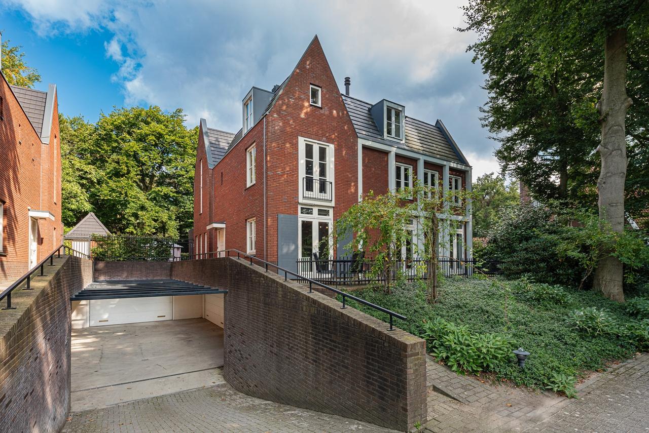 245 m² woning met 4 slaapkamers - Afbeelding 1