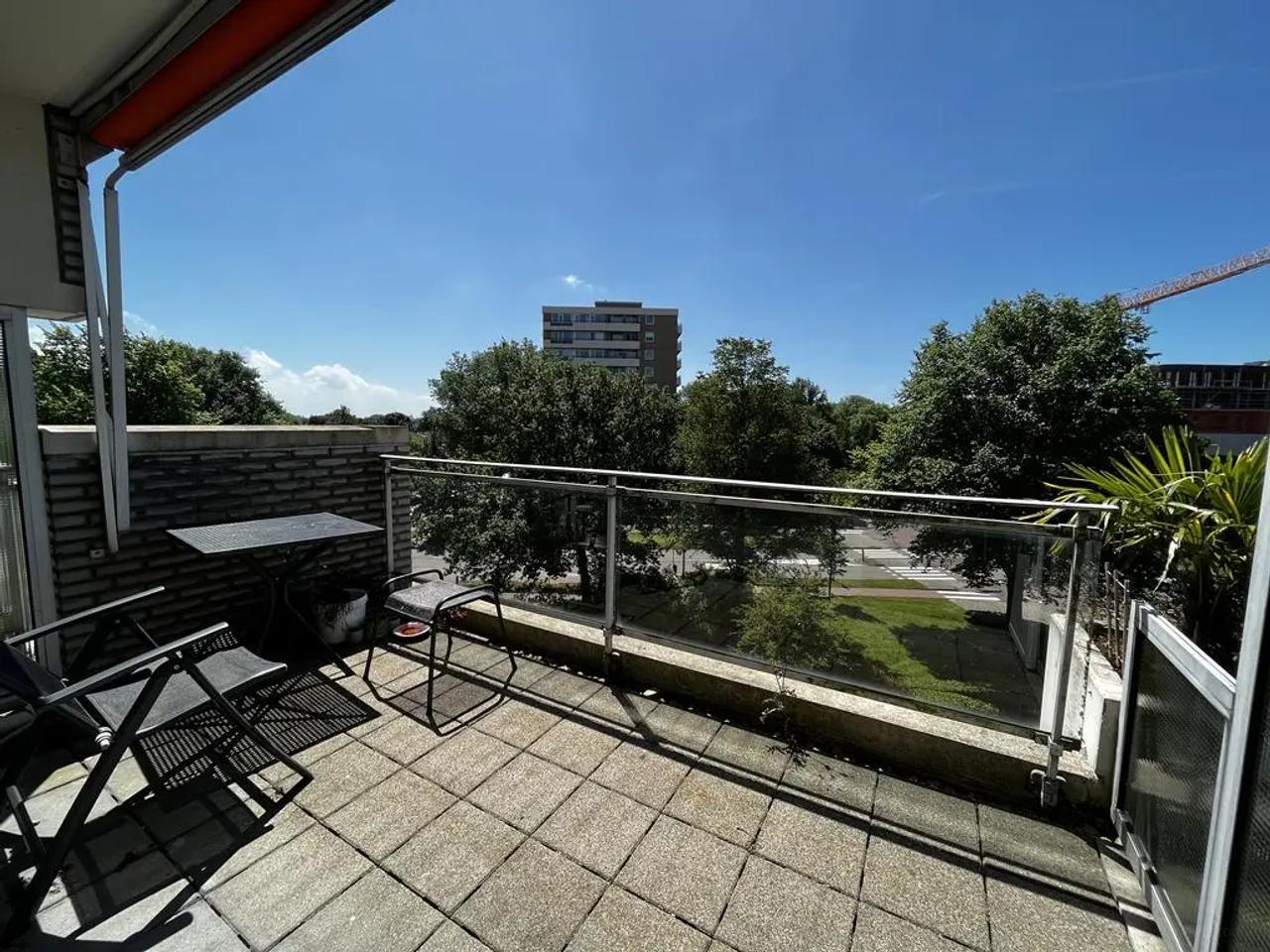 Furnished one-bedroom apartment with balcony - Image 2