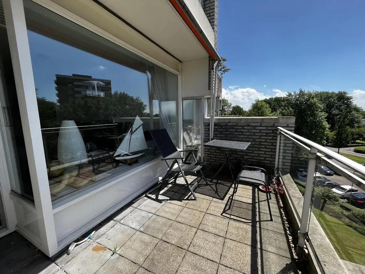 Furnished one-bedroom apartment with balcony - Image 3