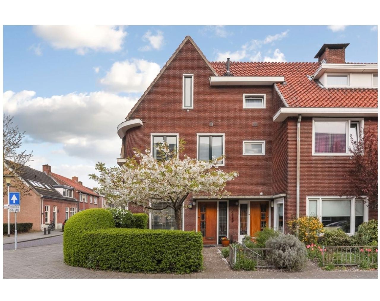 Hoekwoning uit 1938 met garage in Helmond - Afbeelding 1