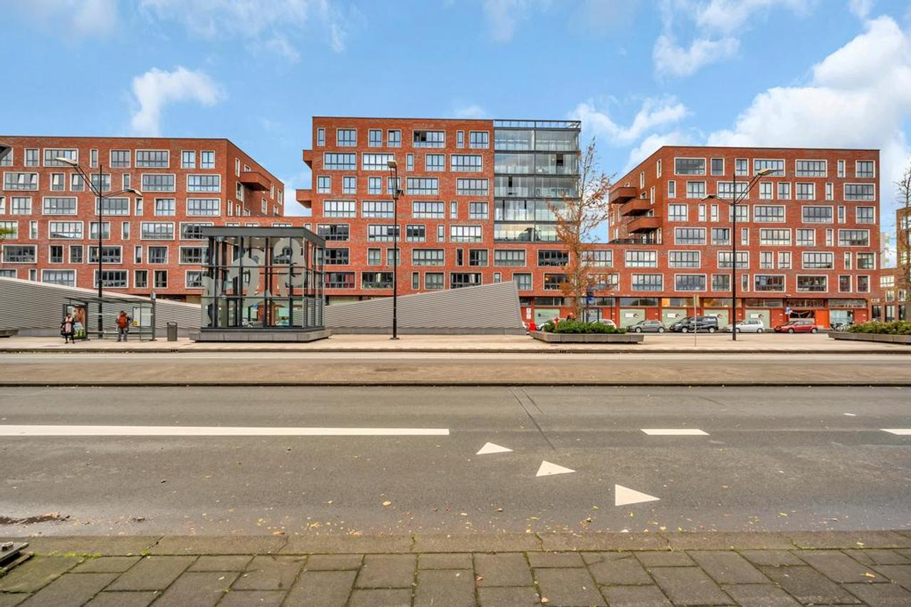Gemeubileerd 3-kamerappartement met balkon - Afbeelding 1