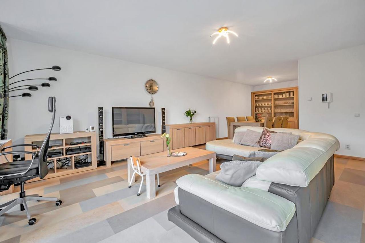 Gemeubileerd 3-kamerappartement met balkon - Afbeelding 2