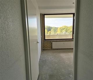4-Room Apartment with Balcony in IJsselmond - Image 2