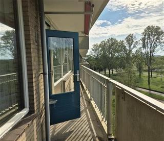 4-Room Apartment with Balcony in IJsselmond - Image 4